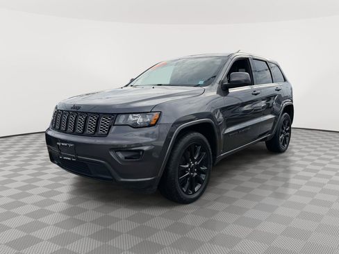 Used 2018 Jeep Grand Cherokee Altitude image 3