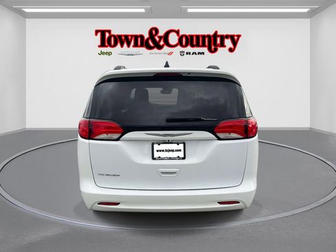 Certified 2021 Chrysler Voyager Lxi image 5