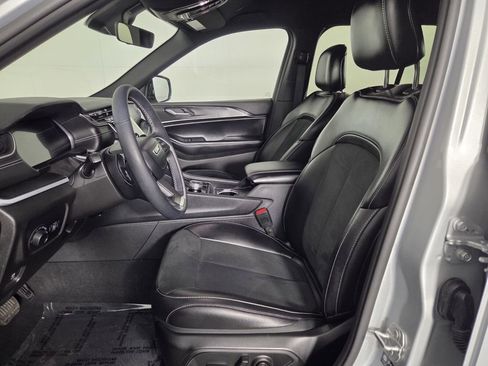 Certified 2025 Jeep Grand Cherokee Altitude image 13