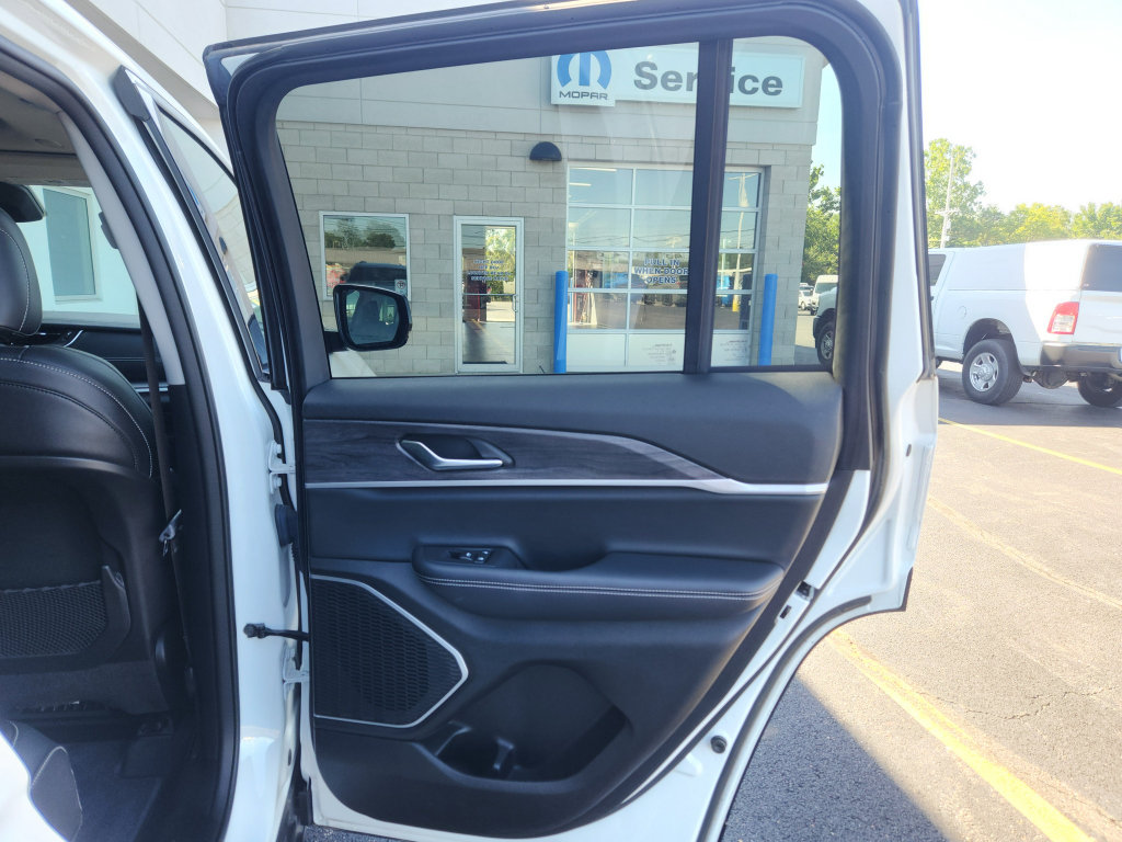 Used 2022 Jeep Grand Cherokee Limited AWD/4WD image 44