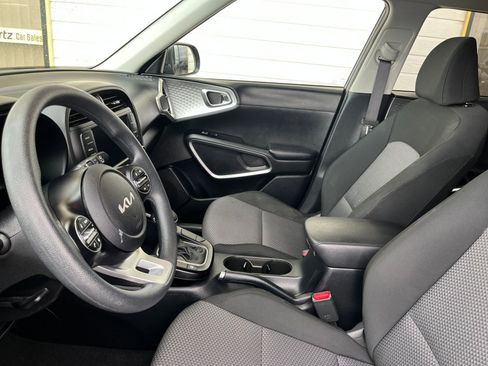 Used 2025 Kia Soul LX w/ LX Technology Package FWD image 25