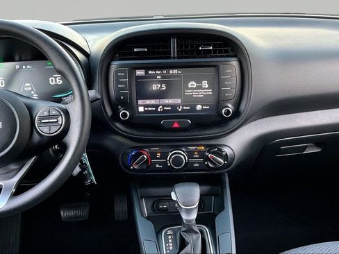 Used 2023 Kia Soul LX w/ LX Technology Package image 9