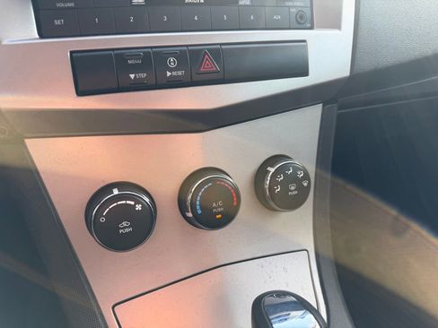 Used 2010 Chrysler Sebring Touring FWD image 13