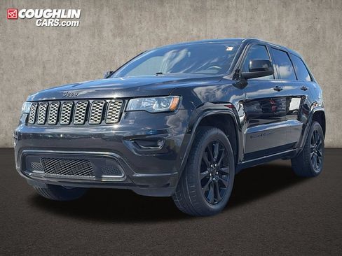 Used 2018 Jeep Grand Cherokee Altitude AWD/4WD image 3