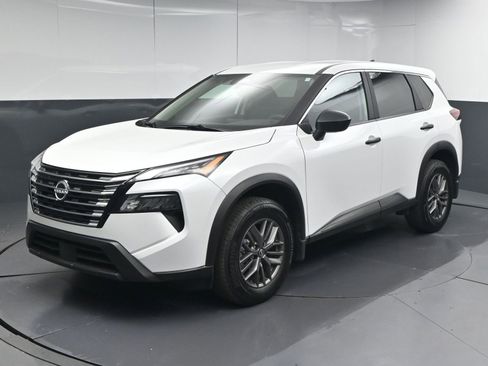 Used 2025 Nissan Rogue S image 3