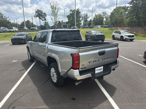 Used 2025 Toyota Tacoma SR5 AWD/4WD image 8