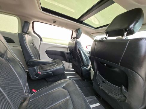 Used 2018 Chrysler Pacifica Limited FWD image 15