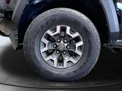 Used 2017 Toyota Tacoma TRD Off-Road AWD/4WD image 10