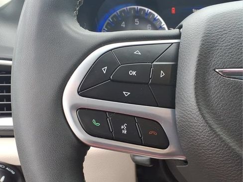 Used 2024 Chrysler Pacifica Touring-L FWD image 13