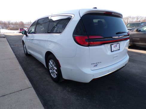 Used 2023 Chrysler Pacifica Touring-L image 8