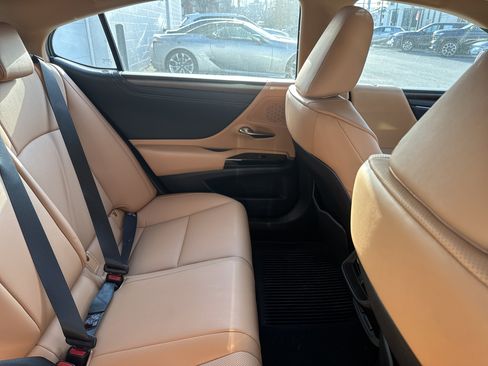 Used 2024 Lexus ES 350 w/ Premium Package image 9