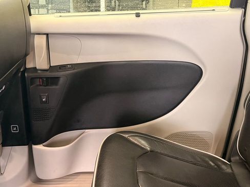 Used 2023 Chrysler Pacifica Limited image 45