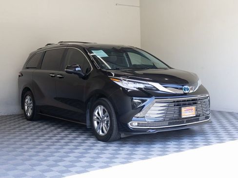 Used 2024 Toyota Sienna Limited image 6