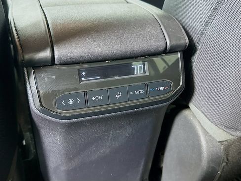 Used 2020 Toyota Highlander LE FWD image 28
