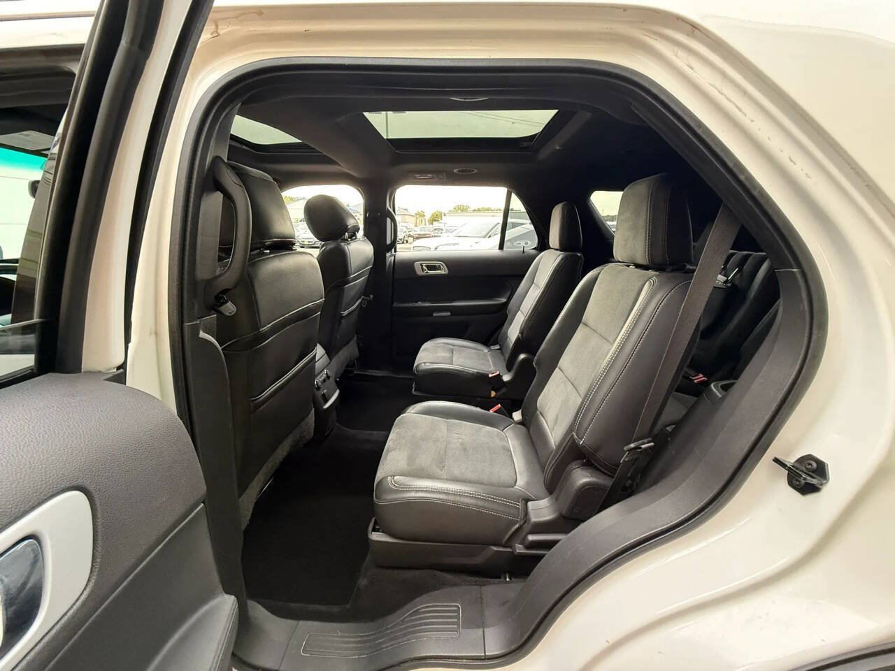 Used 2015 Ford Explorer XLT w/ Equipment Group 202B AWD/4WD image 15