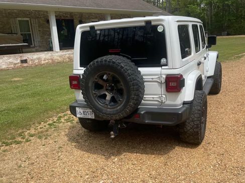 Used 2018 Jeep Wrangler Unlimited Sahara image 2