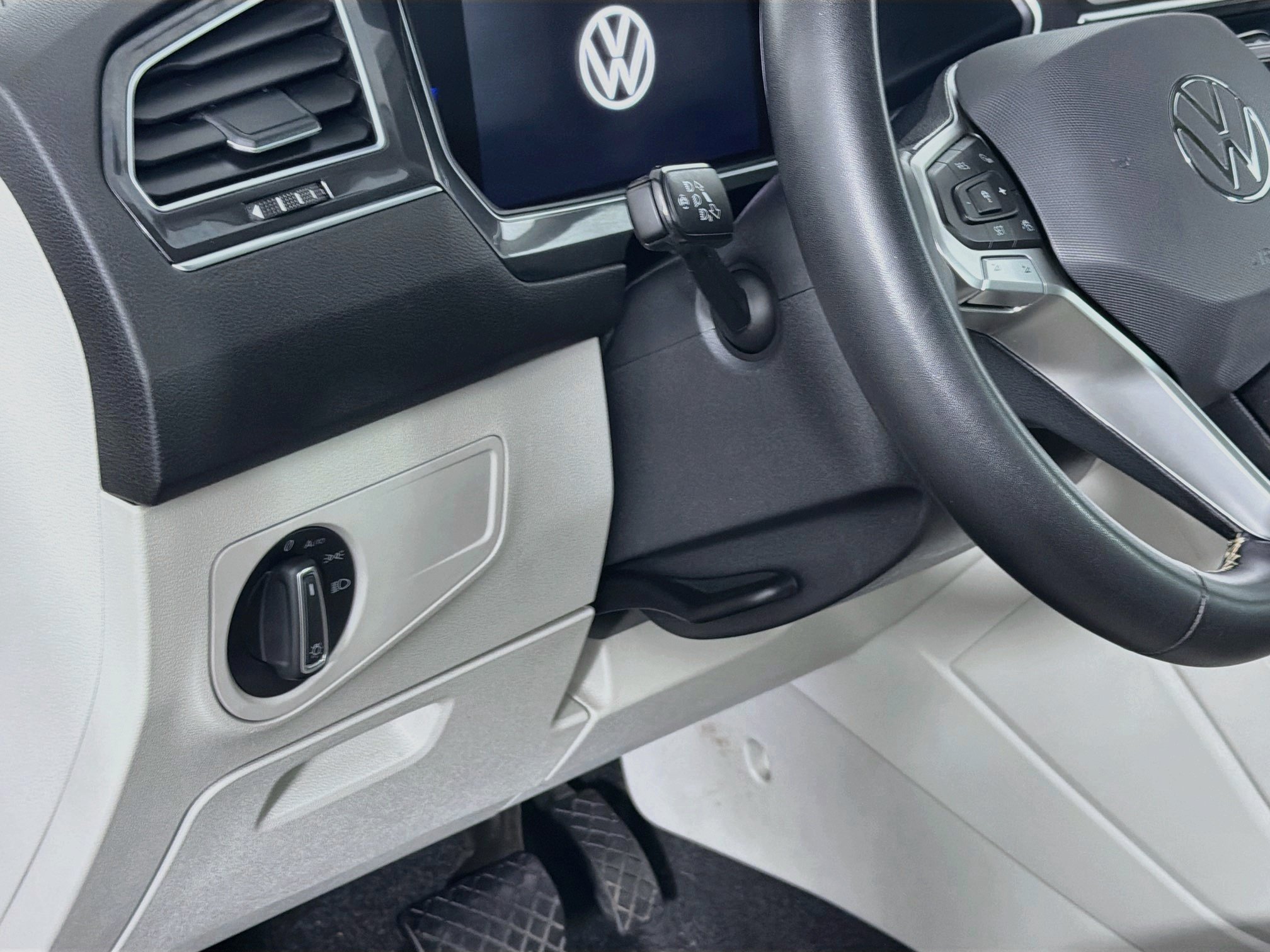 Used 2023 Volkswagen Tiguan SE FWD image 16