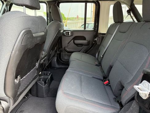 Used 2025 Jeep Wrangler Unlimited Rubicon image 12