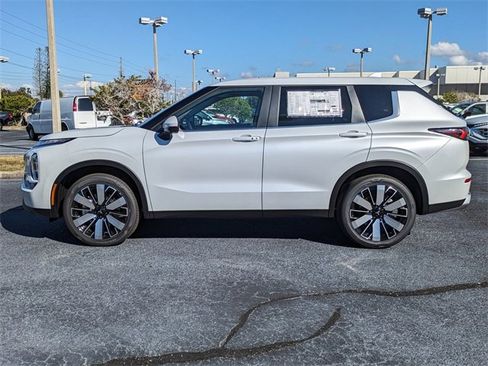 New 2025 Mitsubishi Outlander SE image 8