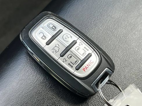 Used 2023 Chrysler Pacifica Touring-L FWD image 32