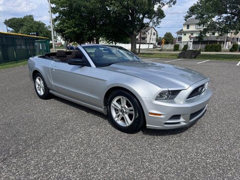 Used 2013 Ford Mustang Convertible RWD image 12