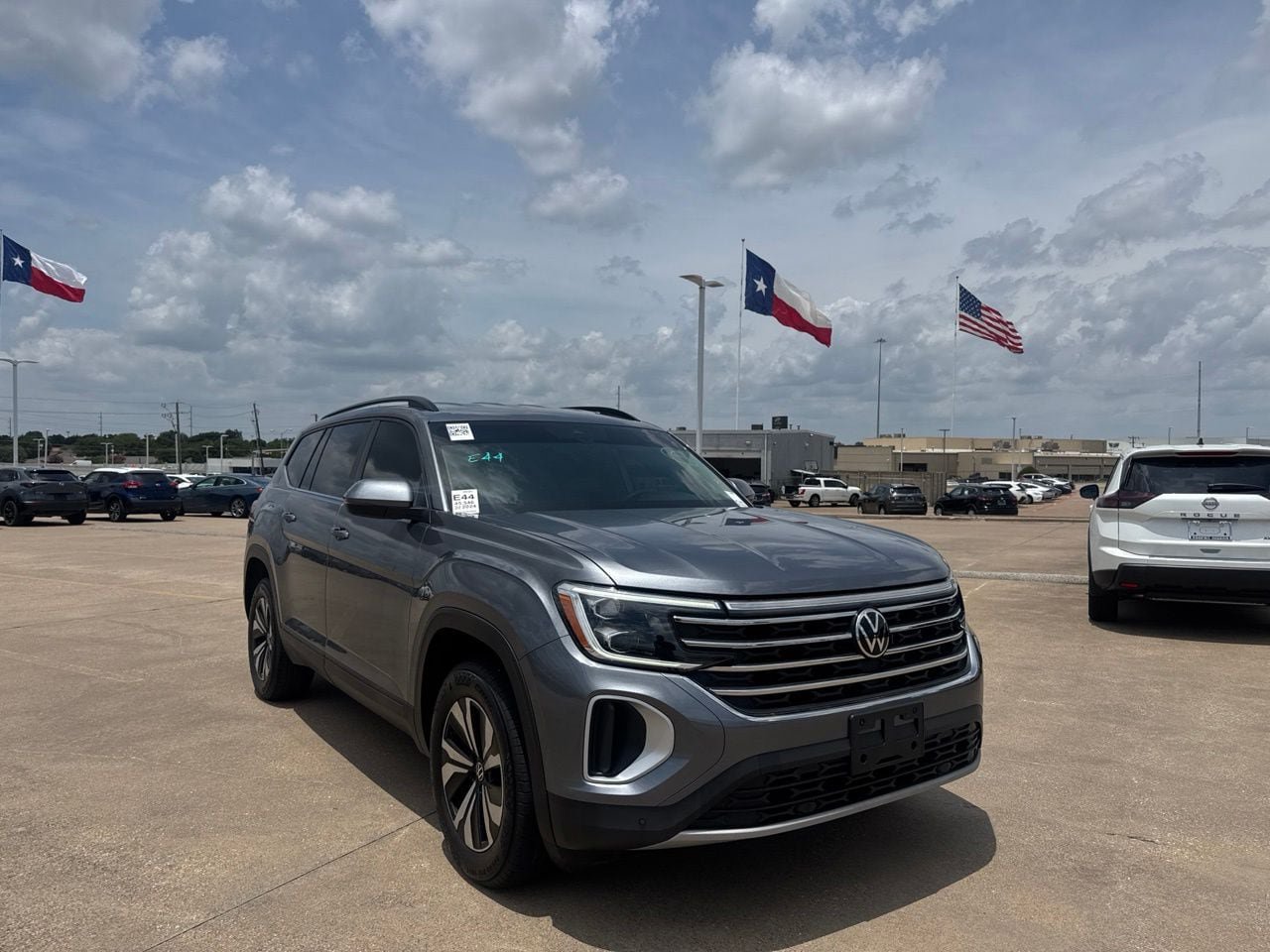 Used 2024 Volkswagen Atlas SE FWD image 1