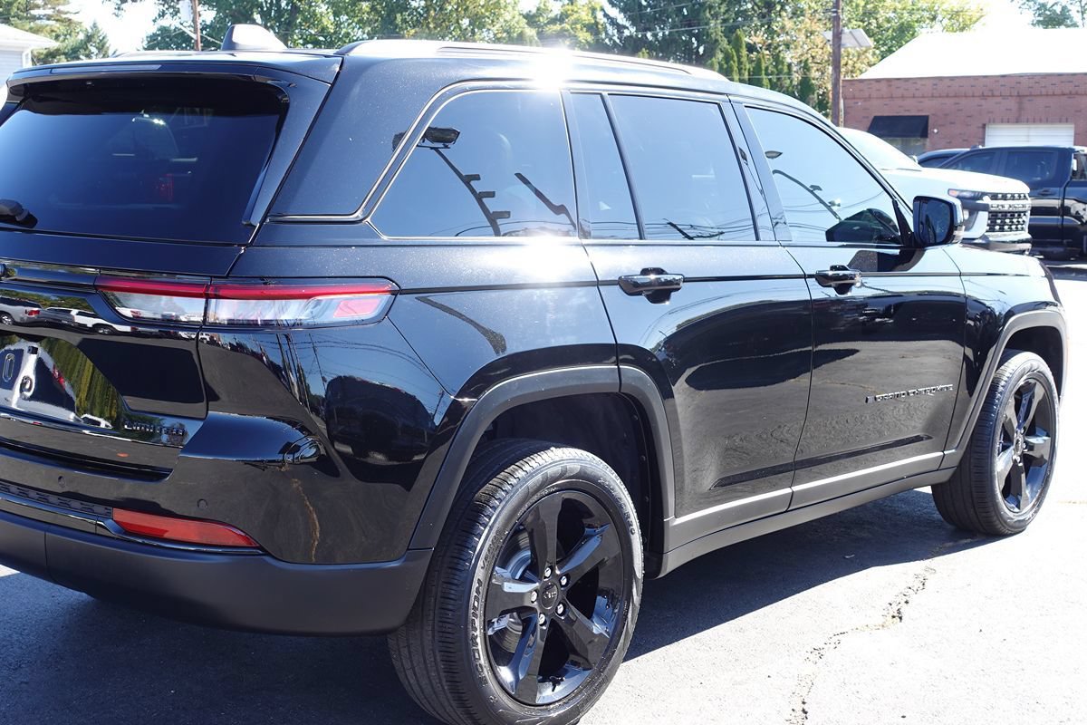 Used 2024 Jeep Grand Cherokee Limited w/ Black Appearance Package AWD/4WD image 11