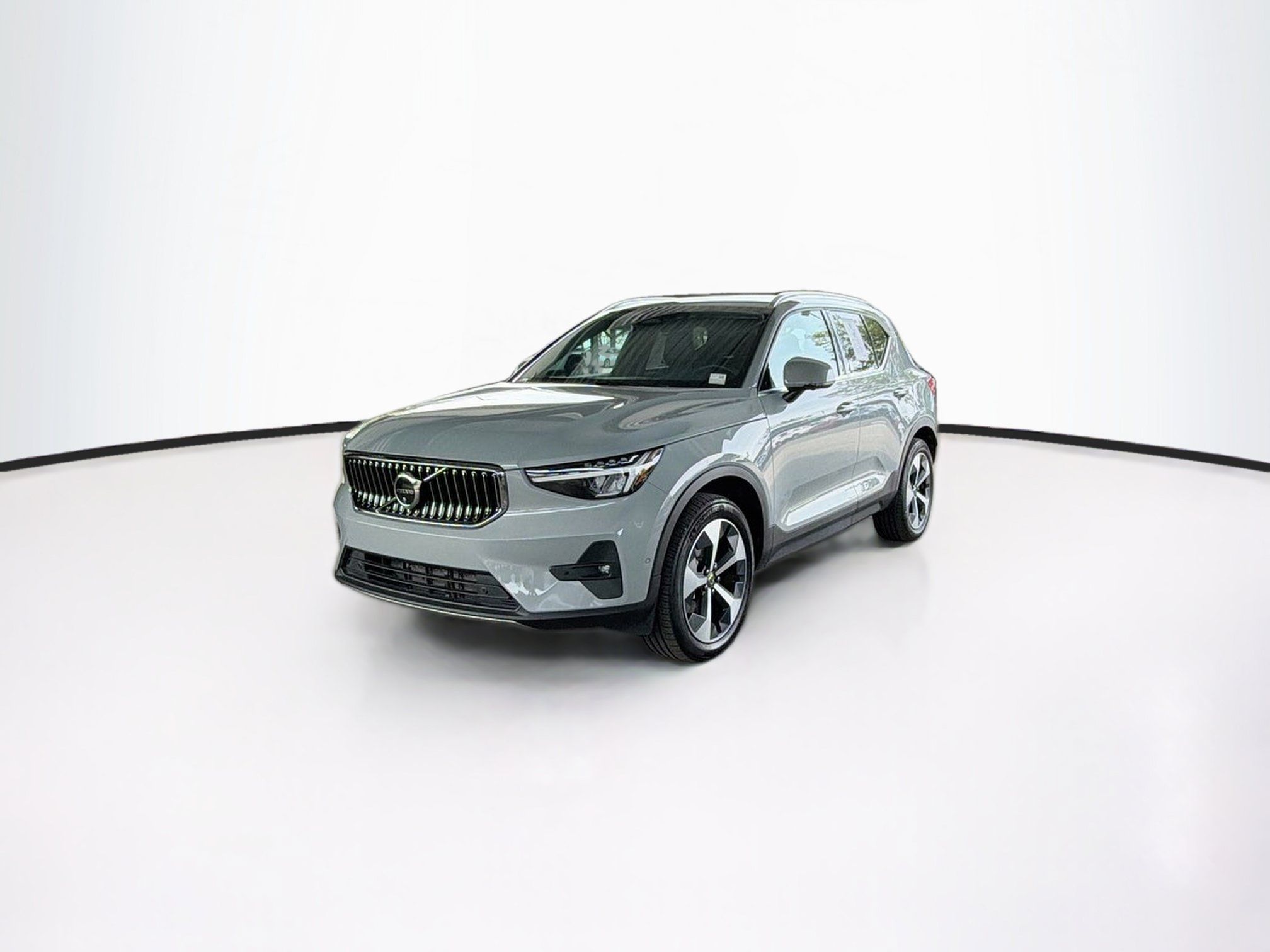 Used 2025 Volvo XC40 B5 Plus AWD/4WD image 3