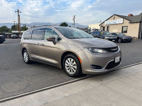 Used 2017 Chrysler Pacifica Touring-L image 1