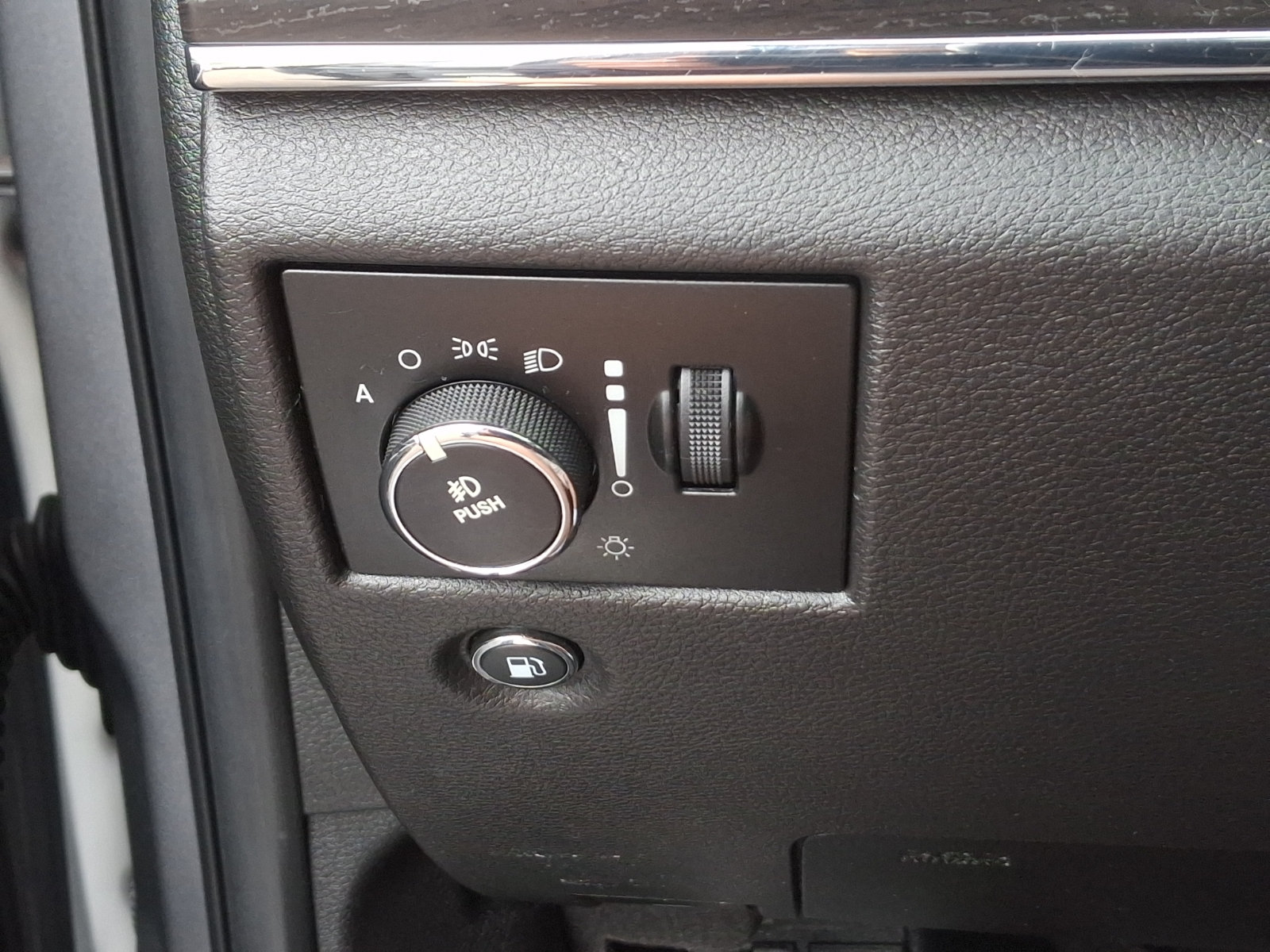 Used 2014 Jeep Grand Cherokee Limited w/ Luxury Group II AWD/4WD image 24