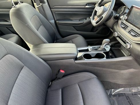 Used 2024 Nissan Altima 2.5 SV image 14