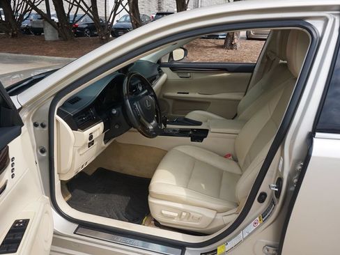 Used 2013 Lexus ES 350 w/ Luxury Pkg FWD image 2