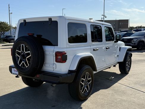 Used 2025 Jeep Wrangler Sahara image 5