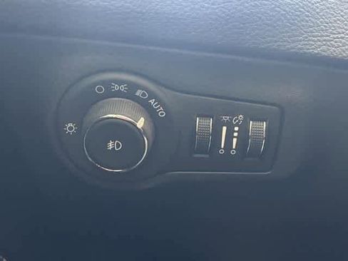 Used 2018 Jeep Compass Latitude w/ Cold Weather Group image 18