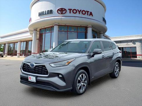 Certified 2024 Toyota Highlander XLE AWD/4WD image 1