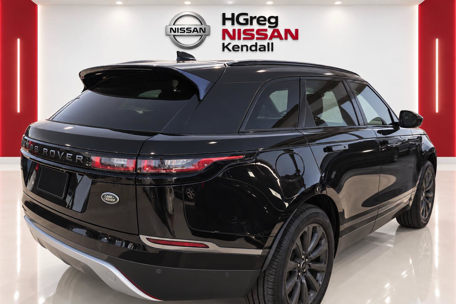 Used 2018 Land Rover Range Rover Velar R-Dynamic SE AWD/4WD image 4