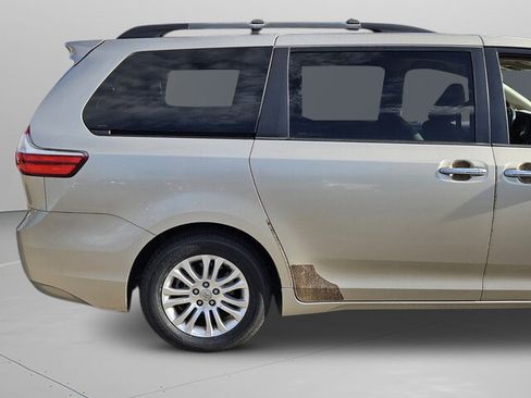 Used 2015 Toyota Sienna XLE image 9