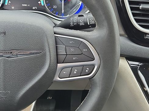 Used 2024 Chrysler Pacifica Touring-L FWD image 19