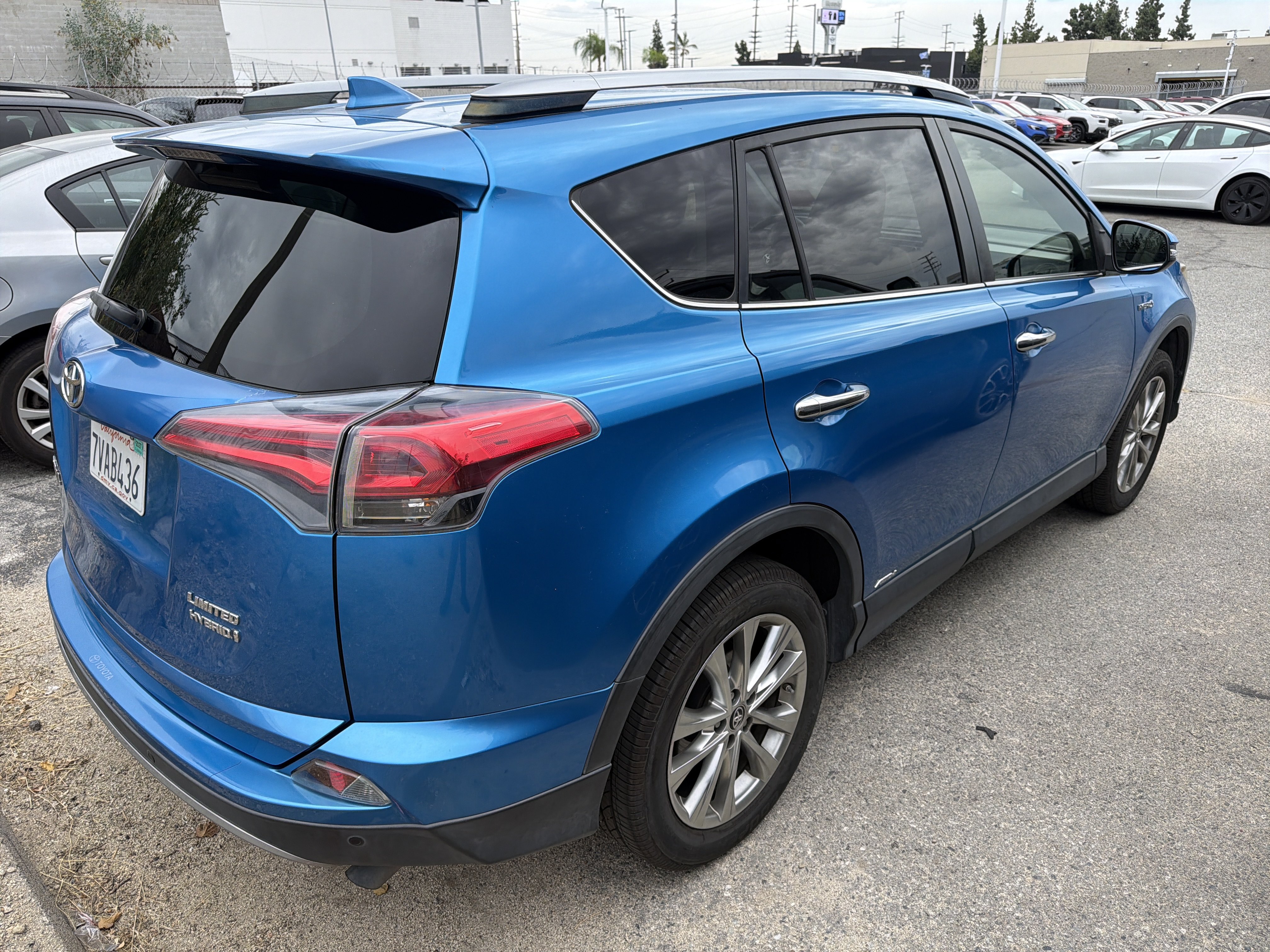 Used 2017 Toyota RAV4 Limited w/ Advanced Technology Package AWD/4WD image 3
