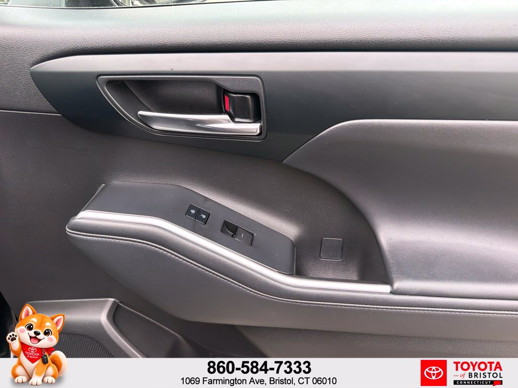 Used 2022 Toyota Highlander XLE AWD/4WD image 45