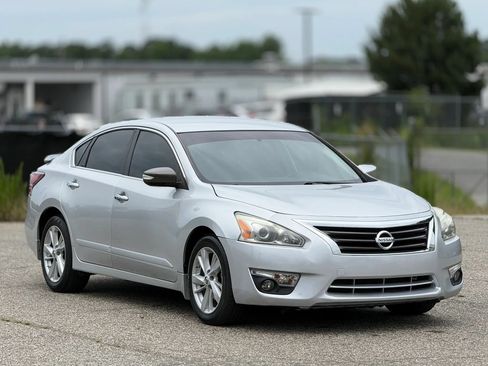 Used 2015 Nissan Altima 2.5 SV FWD image 1