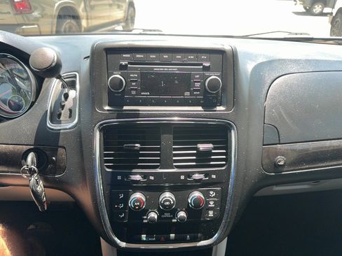 Used 2016 Dodge Grand Caravan SXT FWD image 14