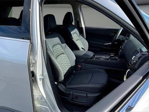 New 2025 Nissan Pathfinder S image 10