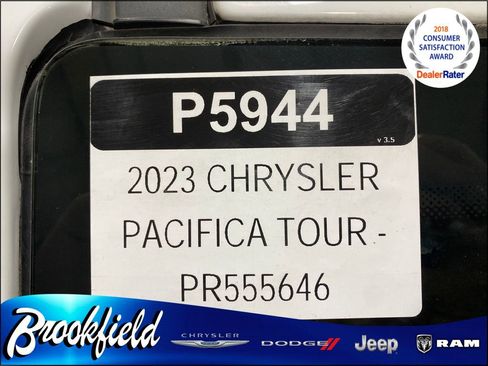 Used 2023 Chrysler Pacifica Touring image 34