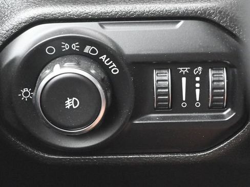 Used 2018 Jeep Wrangler Unlimited Sahara w/ Uconnect 4C Nav & Sound Group AWD/4WD image 10