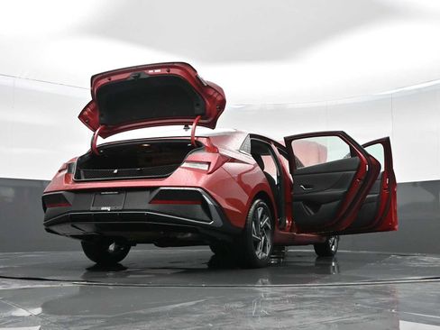 Used 2024 Hyundai Elantra SEL w/ Convenience Package image 41