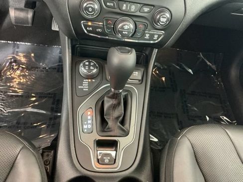 Used 2020 Jeep Cherokee Trailhawk AWD/4WD image 19