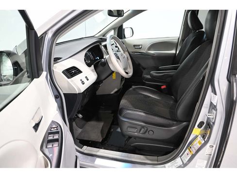 Used 2013 Toyota Sienna SE FWD image 13