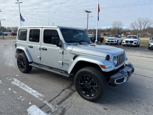 Used 2024 Jeep Wrangler Sahara w/ Technology Group image 5