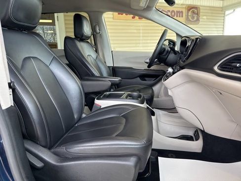 Used 2024 Chrysler Pacifica Touring-L image 27